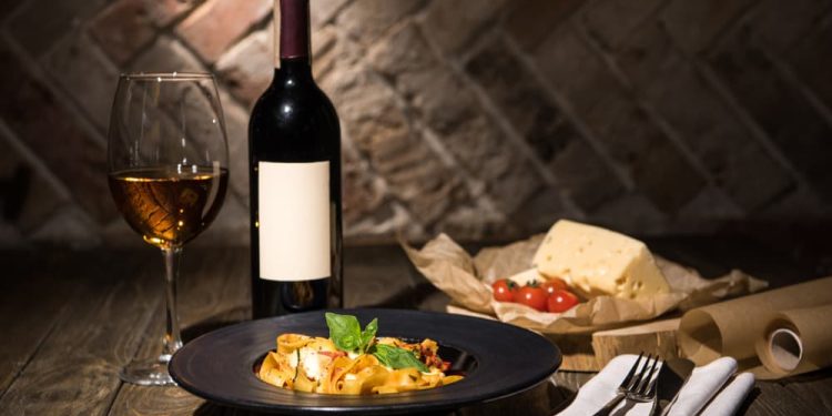 Wisata wine tasting di kebun anggur Chianti menjadi pengalaman wajib. Pengunjung dapat mencicipi anggur merah yang kompleks sambil belajar tentang proses fermentasi dan karakter tanah setempat. Kombinasi wine dan keju pecorino lokal menciptakan harmoni rasa yang elegan.