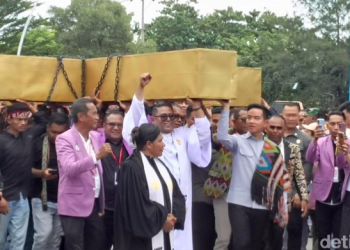 Gibran Ikut Pawai Paskah Bersama Masyarakat