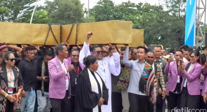 Gibran Ikut Pawai Paskah Bersama Masyarakat